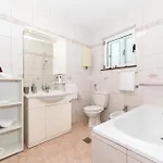 Four-bedroom In Kastel Gomilica Ferienhaus