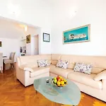 Four-bedroom In Kastel Gomilica Ferienhaus
