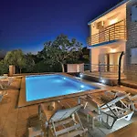 Four-bedroom In Kastel Gomilica * Kaštela