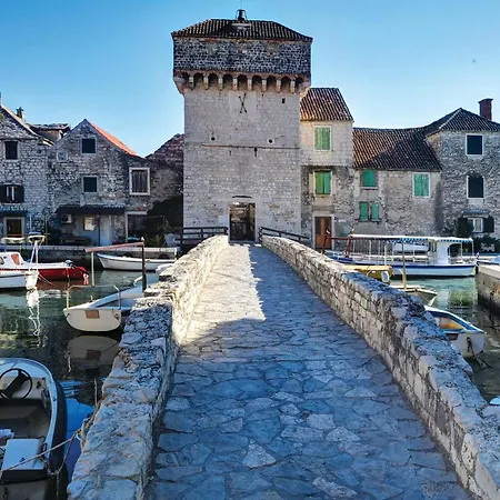 Holiday home 4 Bedroom Beautiful In Kastel Gomilica *