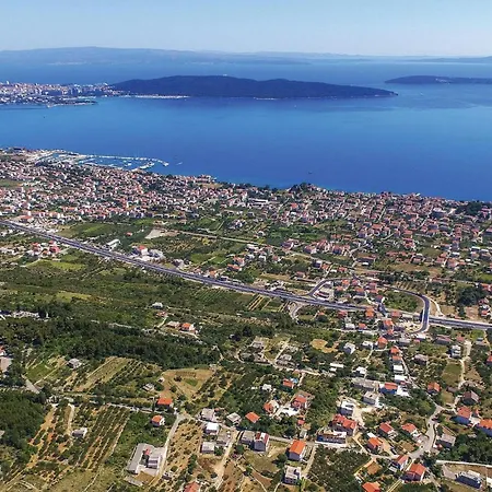 Holiday home 4 Bedroom Beautiful In Kastel Gomilica