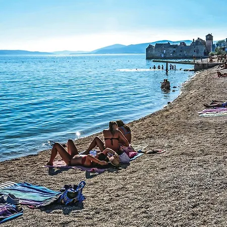 4 Bedroom Beautiful In Kastel Gomilica
