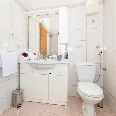 Holiday home 4 Bedroom Beautiful In Kastel Gomilica Kastela