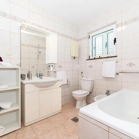 4 Bedroom Beautiful In Kastel Gomilica Holiday home