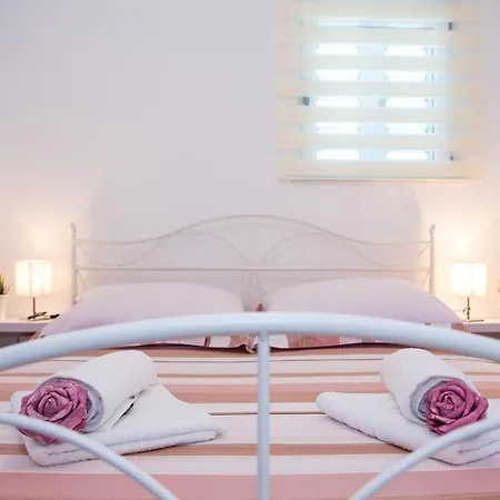 펜션 Four-bedroom In Kastel Gomilica