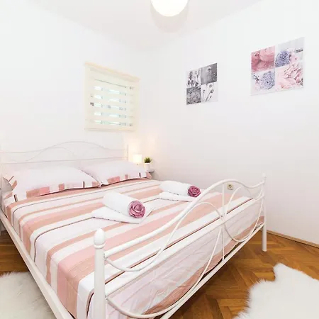 Four-bedroom In Kastel Gomilica 펜션 Kaštela