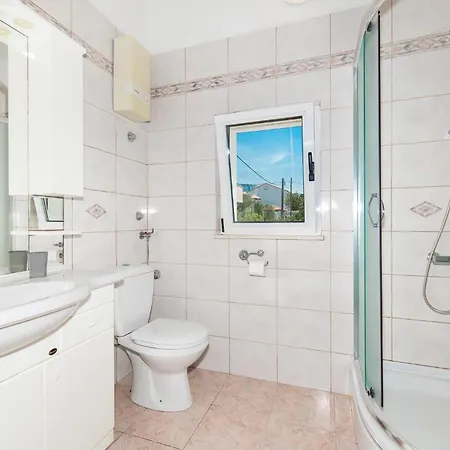 4 Bedroom Beautiful In Kastel Gomilica