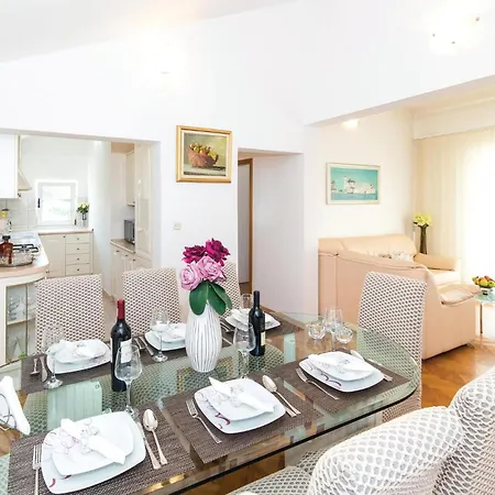 4 Bedroom Beautiful In Kastel Gomilica Kastela