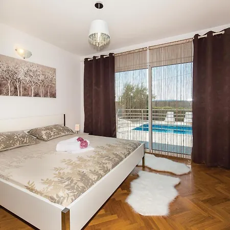 Four-bedroom In Kastel Gomilica