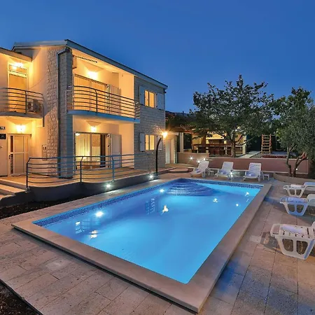 4 Bedroom Beautiful In Kastel Gomilica Holiday home *