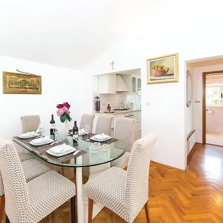 Holiday home 4 Bedroom Beautiful In Kastel Gomilica *