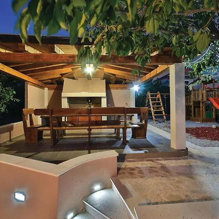Four-bedroom In Kastel Gomilica *