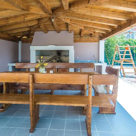 4 Bedroom Beautiful In Kastel Gomilica Kastela