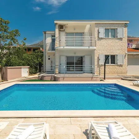 4 Bedroom Beautiful In Kastel Gomilica Holiday home