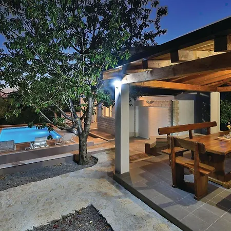 Holiday home 4 Bedroom Beautiful In Kastel Gomilica Kastela