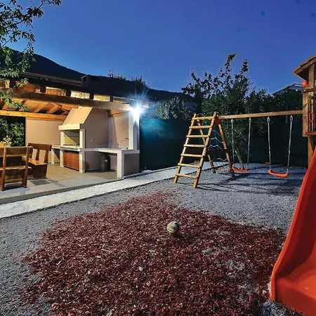 4 Bedroom Beautiful In Kastel Gomilica Kastela