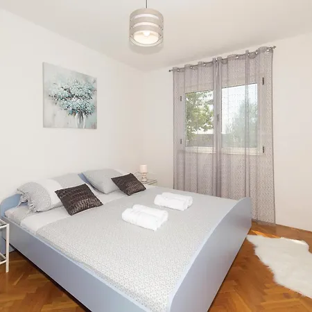 4 Bedroom Beautiful In Kastel Gomilica Kastela