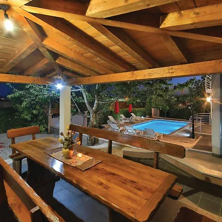 4 Bedroom Beautiful In Kastel Gomilica