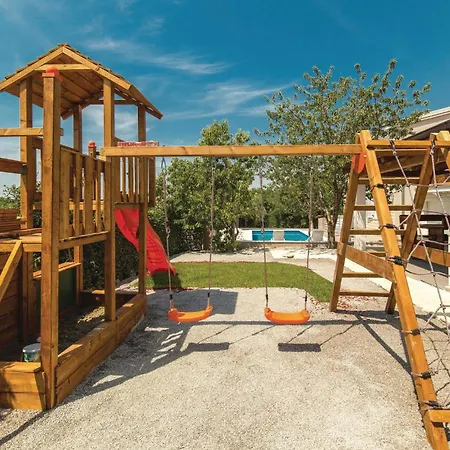 4 Bedroom Beautiful In Kastel Gomilica Holiday home *